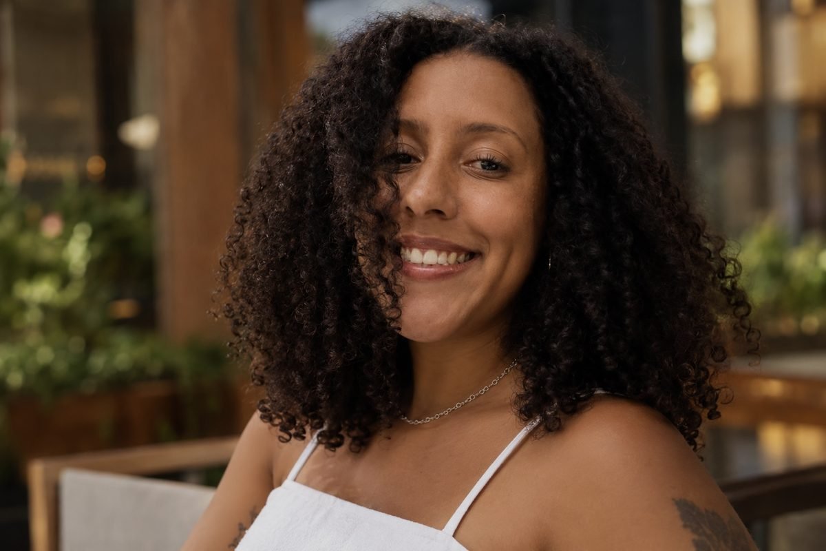 Carolina Souza, editora de vídeos, sorrindo